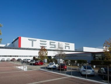 Πυρκαγιά στο συγκρότημα της Tesla στην Καλιφόρνια (βίντεο)